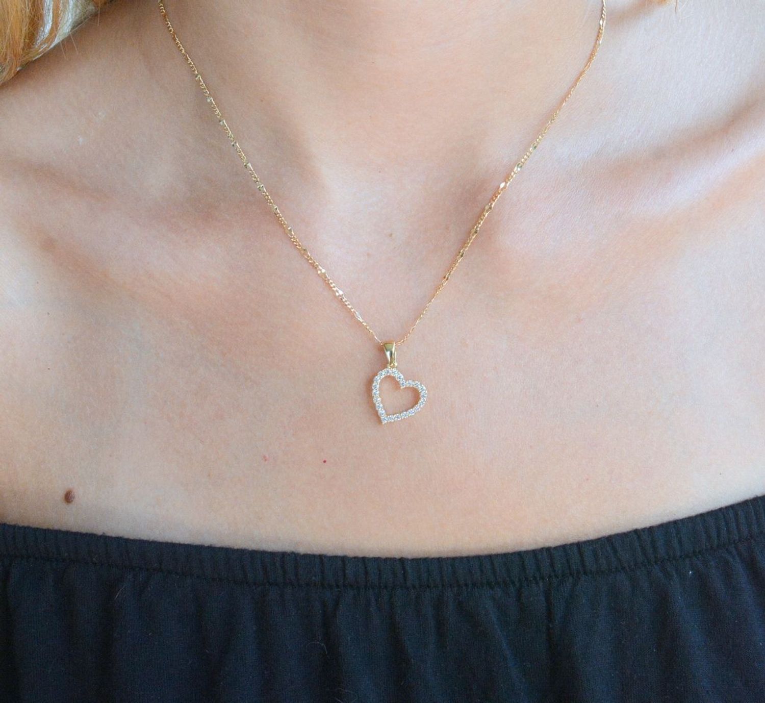 Złota zawieszka 375 serduszko w cyrkoniach ZA 404A 375.  Złota zawieszka 375. Złoty wisiorek serduszko z cyrkoniami. Złota zawieszka damska. Zawieszka damska serce próby 375. Złota zawieszka na prezent (2).jpg